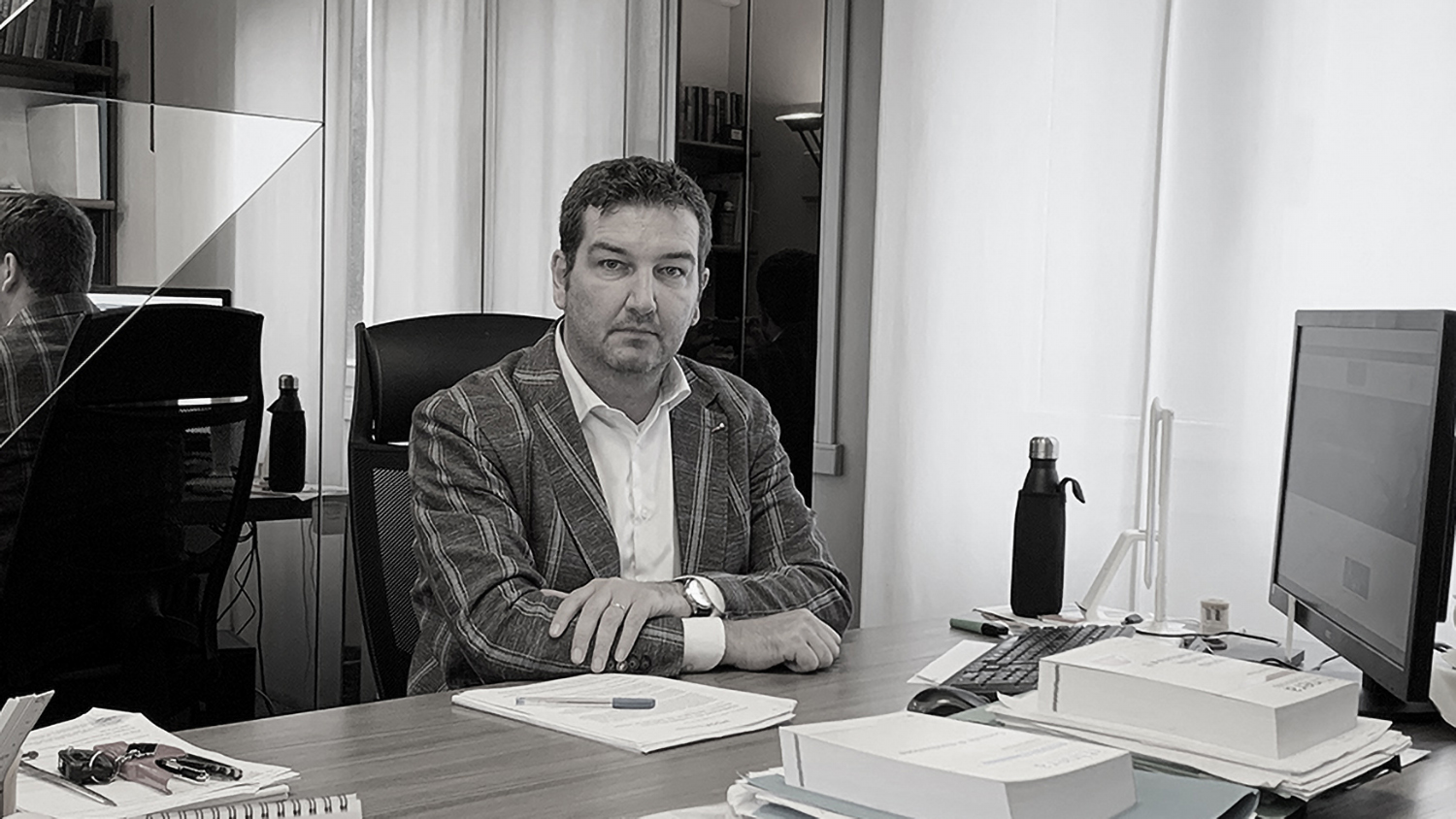 Avvocato Daniele Trento in ufficio